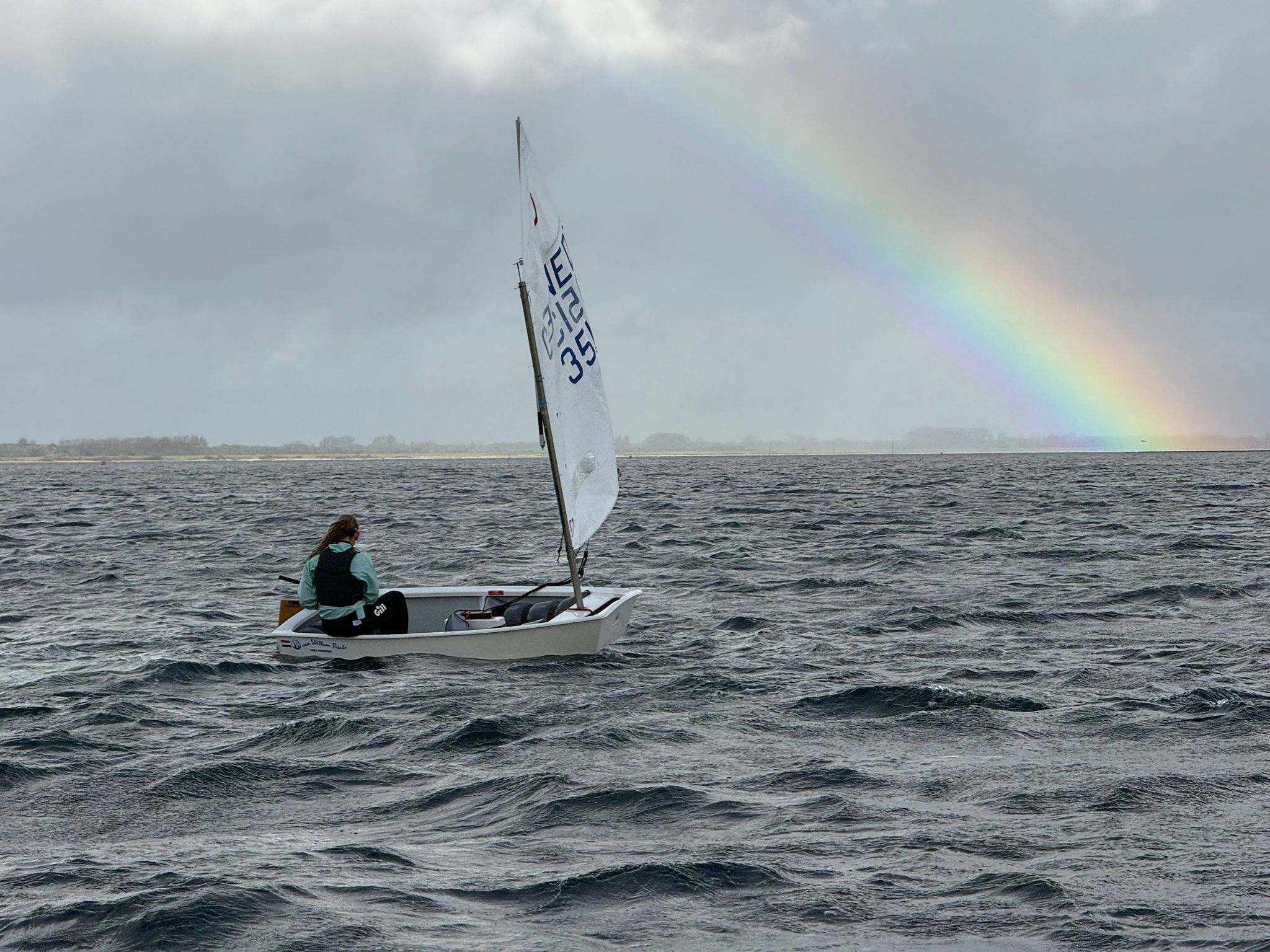 Sara aan het zeilen